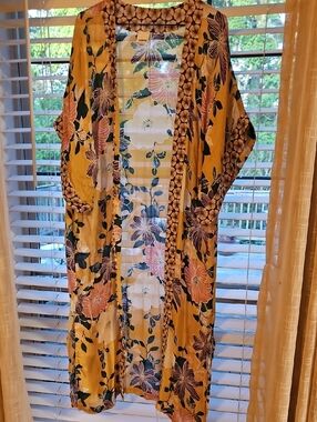Floral Kimono Top In Yellow Gold With Tropic Floral Print